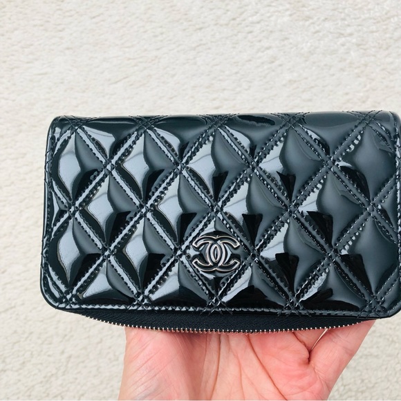 Auth Chanel patent leather zip around wallet - Picture 7 of 17